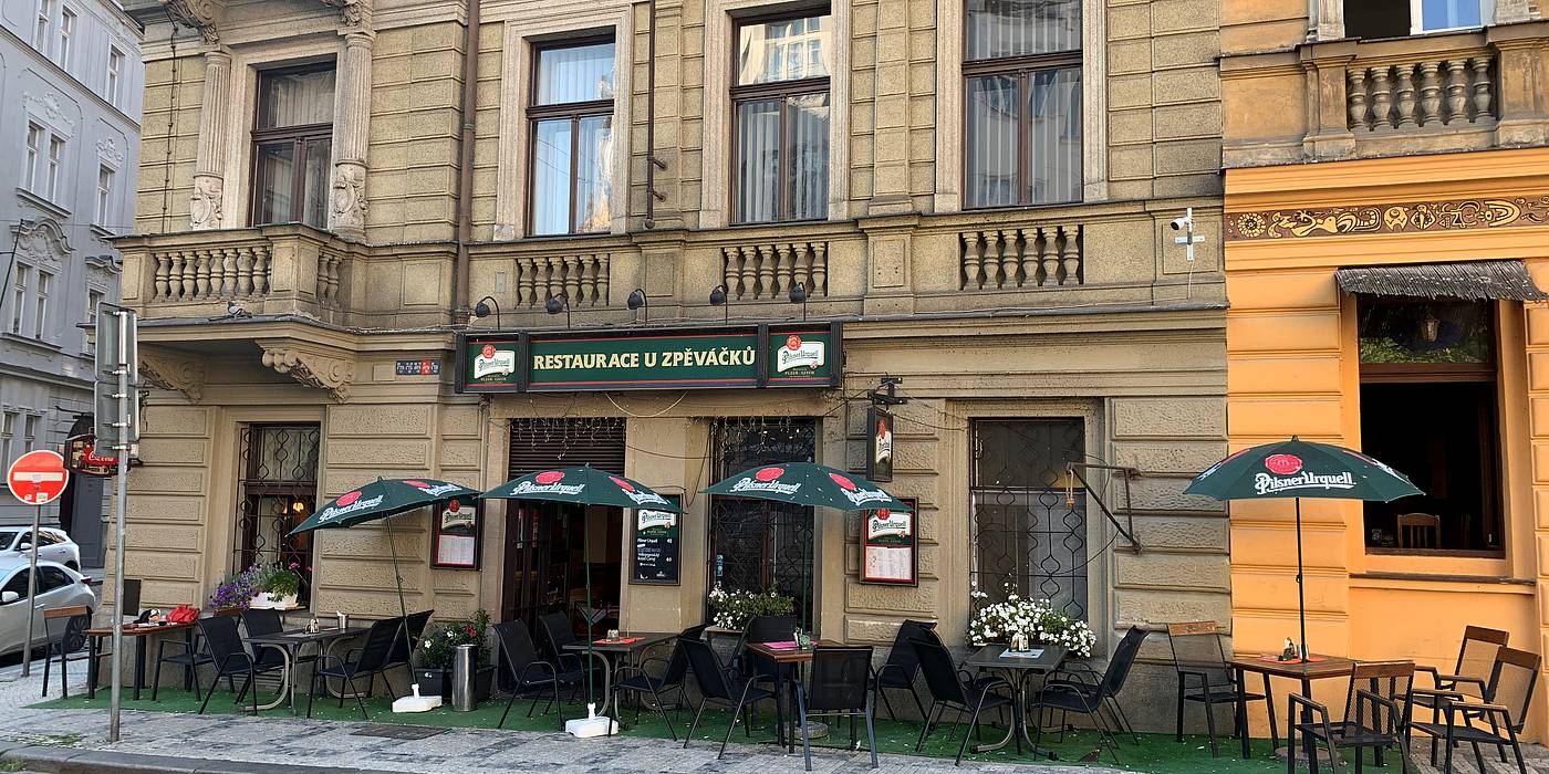 Venkovní posezení v klidné èásti pražského turistického centra nabízí 24 míst
