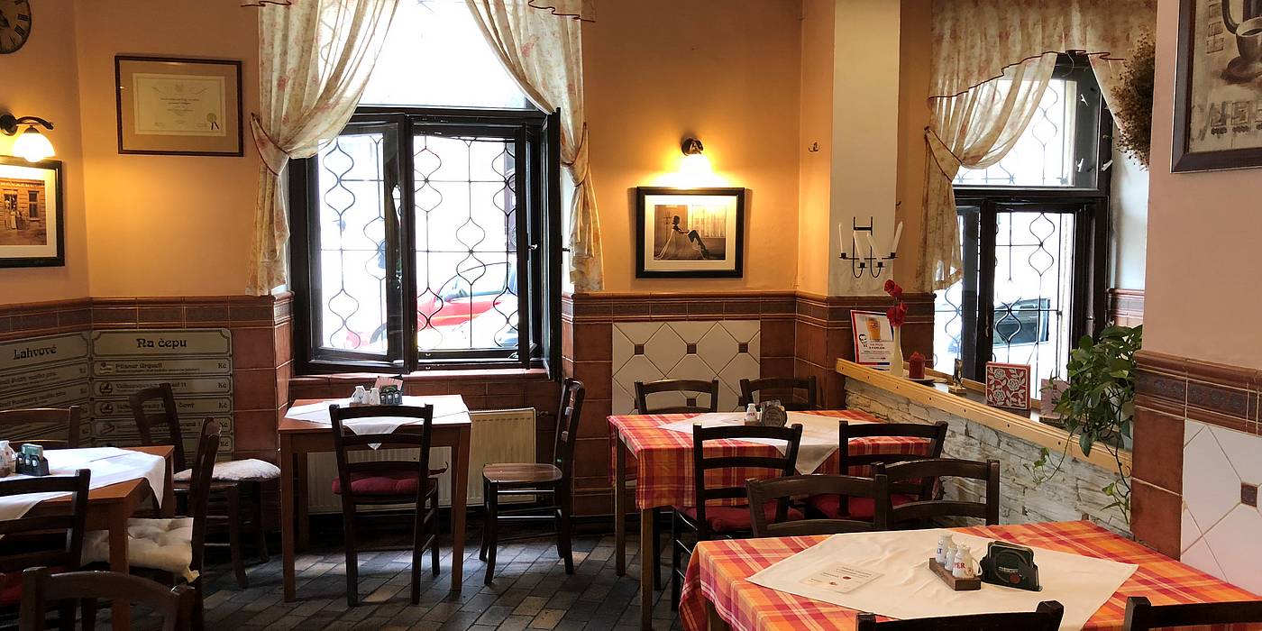 Restaurace U Zpìváèkù se øadí k nejstarším restauracím v Praze, s nepøerušenou historií od roku 1865.
